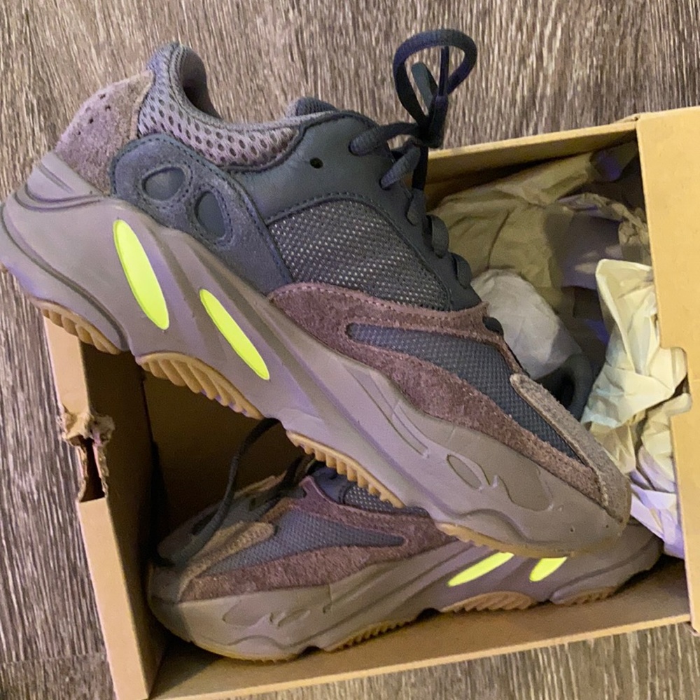 Size 6 yeezy boost 700 mauve